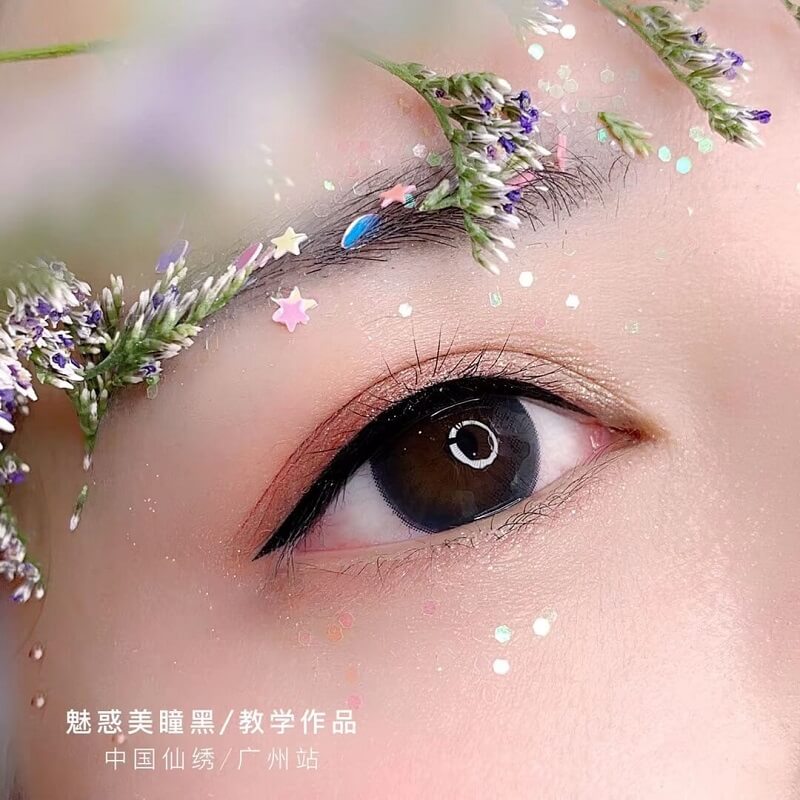 做完美瞳线后可以提亮瞳孔,使得睫毛看起来更浓密